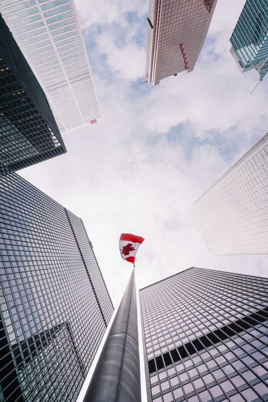 Drapeau du Canada sur fond de gratte-ciel