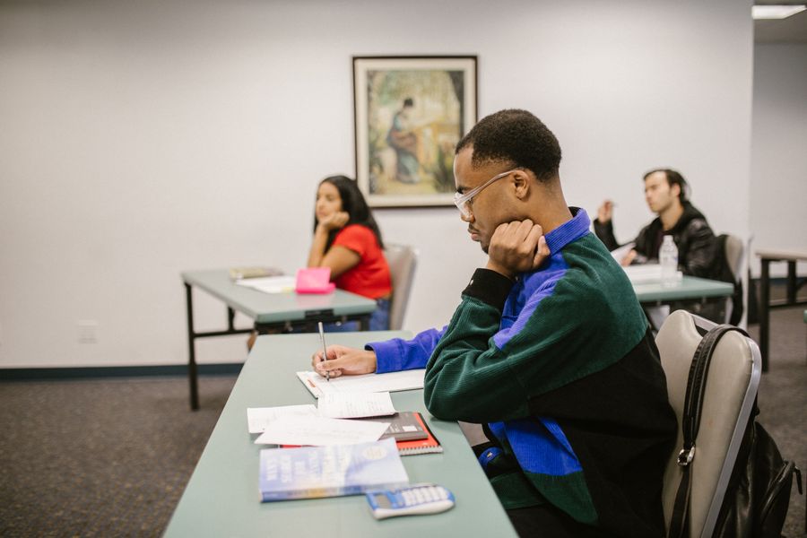 Étudiants en pleine préparation d'examen