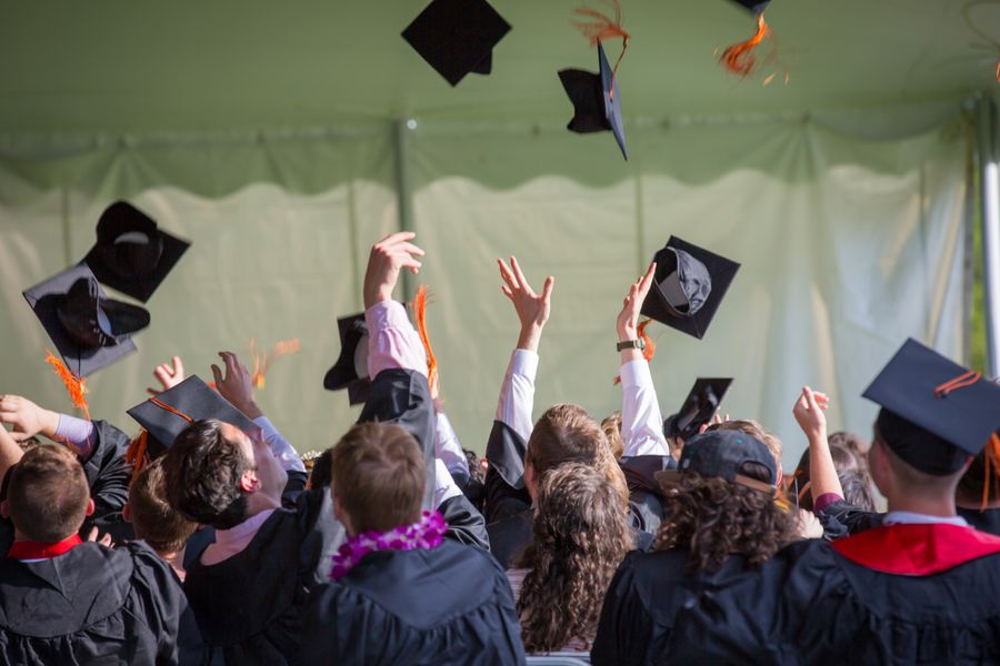 Étudiants célébrant leur réussite